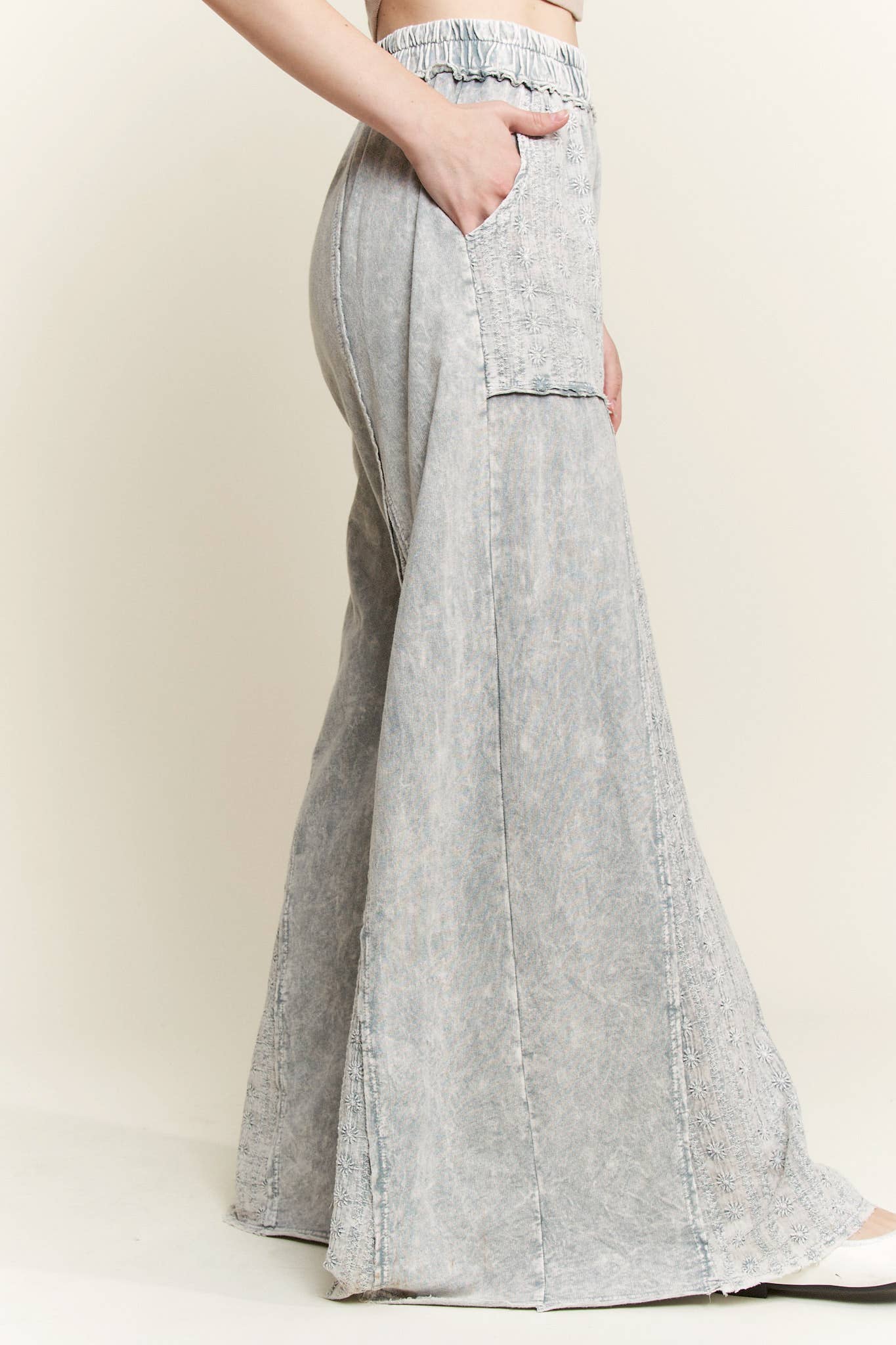 586 Sundaze Mineral Wash Eyelet Flares